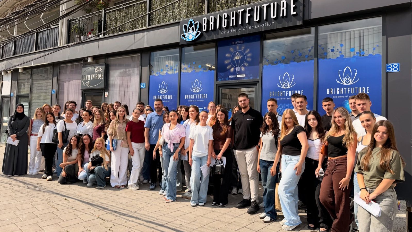 Nxënësit para ambienteve të Bright Future Academy